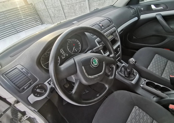 Skoda Octavia cena 23600 przebieg: 260262, rok produkcji 2011 z Żuromin małe 326